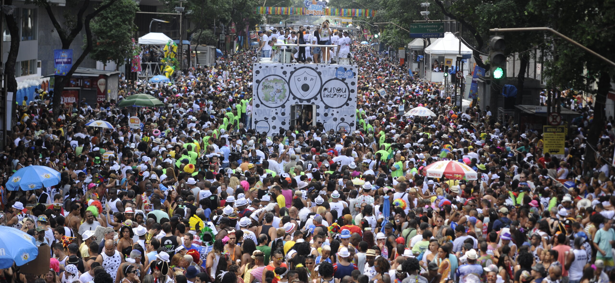 ESCOLA DE SAMBA CARNAVAL NO BRASIL CARNAVAL DE RUA O QUE FAZER NO RIO DE JANEIRO SAMBA BLOCO DE RUA